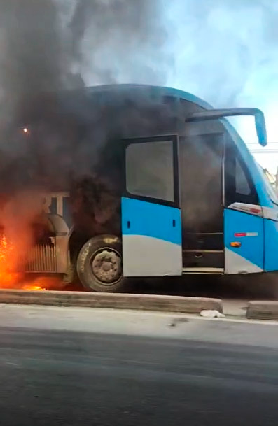 Um dos ônibus pegou fogo na Avenida Ministro Edgar Romero, em Madureira,  Reprodução/Redes Sociais