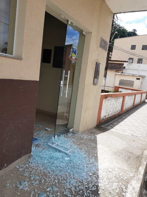 Porta de entrada da Câmara Municipal em Piquete é destruída por vândalos Divulgação/ Vereador Prof. Juninho