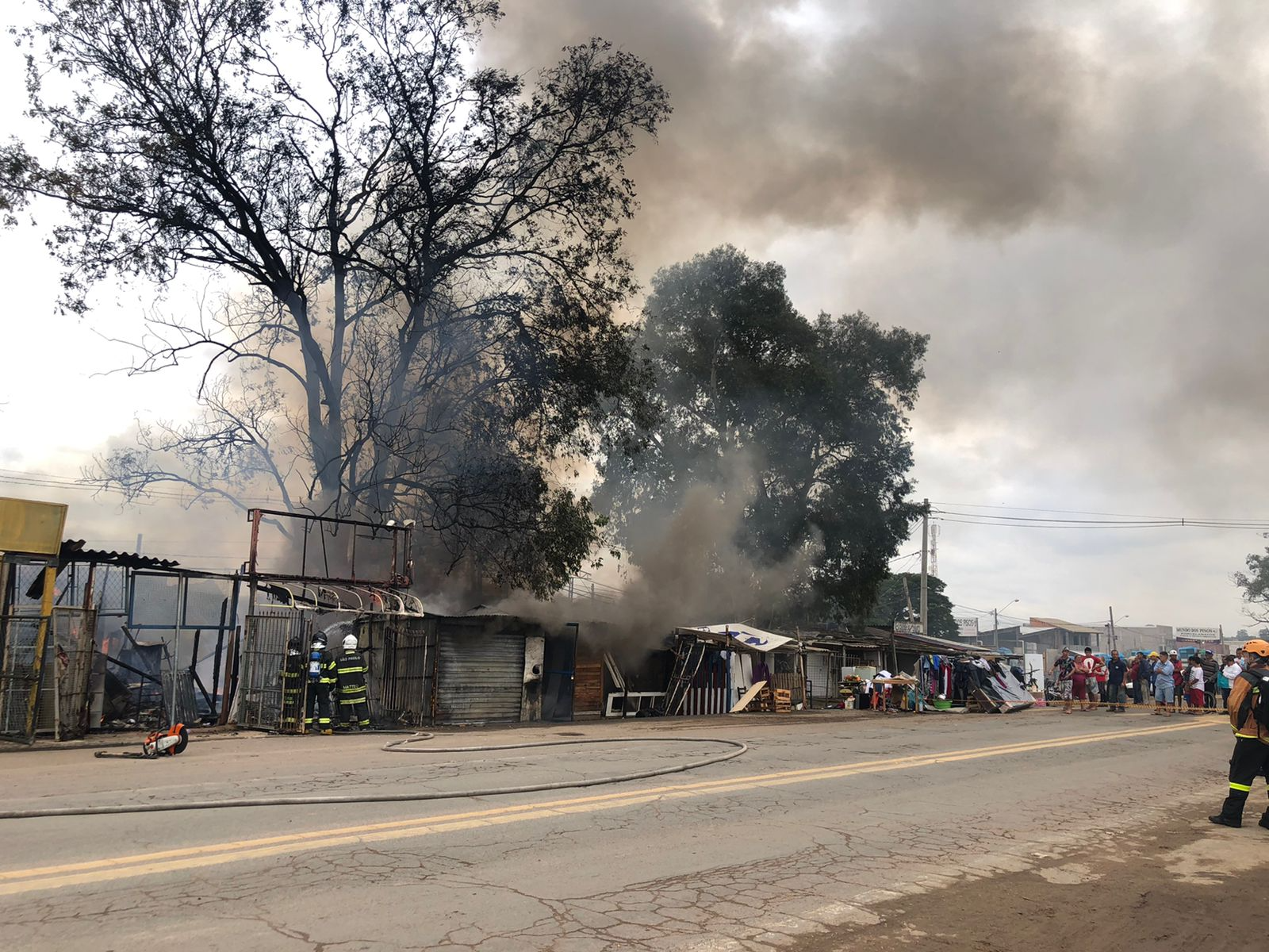 Incêndio atinge casas de madeira às margens da Rod. Miguel Melhado Campos