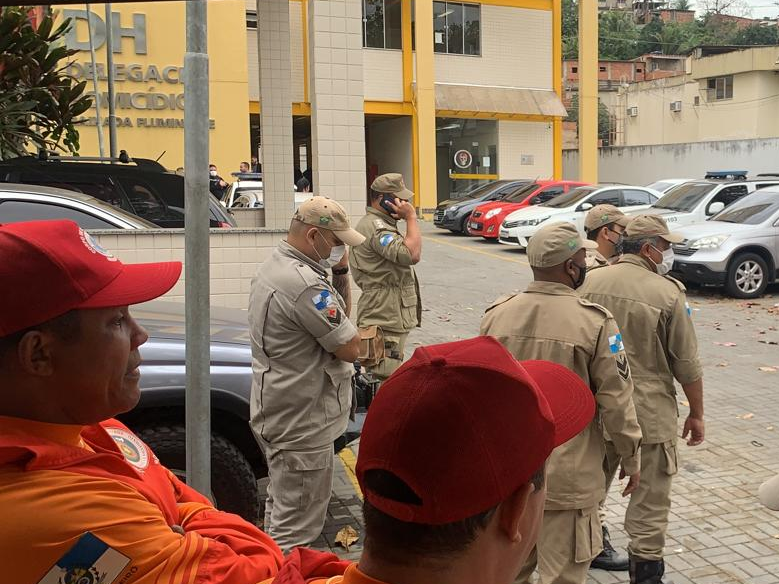 Agentes do Corpo de Bombeiros, inclusive mergulhadores, participam da operação. Foto: Reprodução