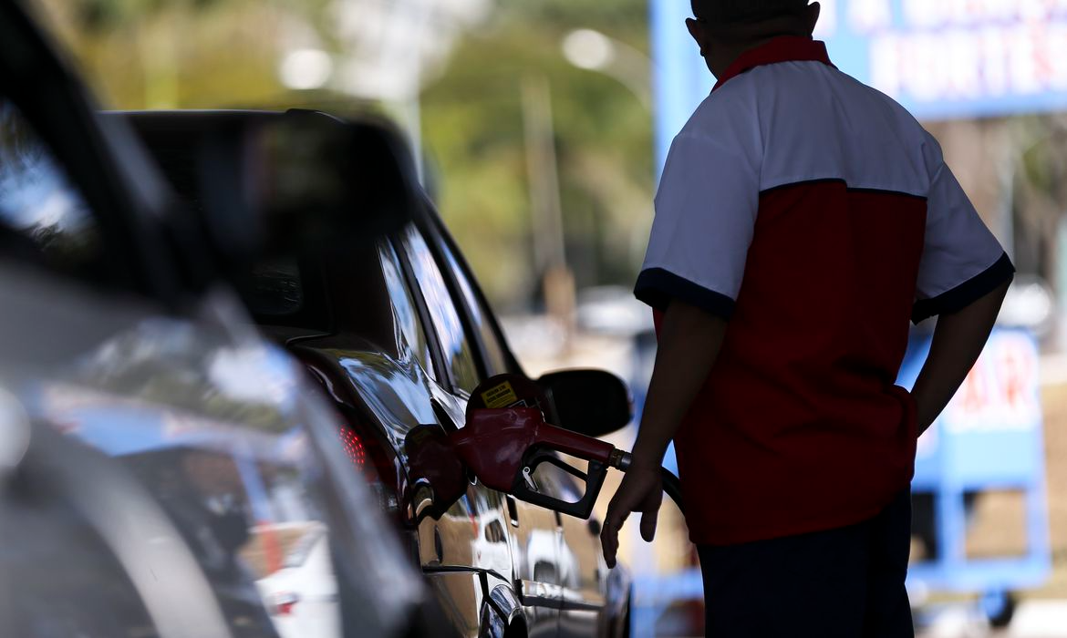 Arthur Lira cobrou uma solução do Senado para reduzir o preço da gasolina 