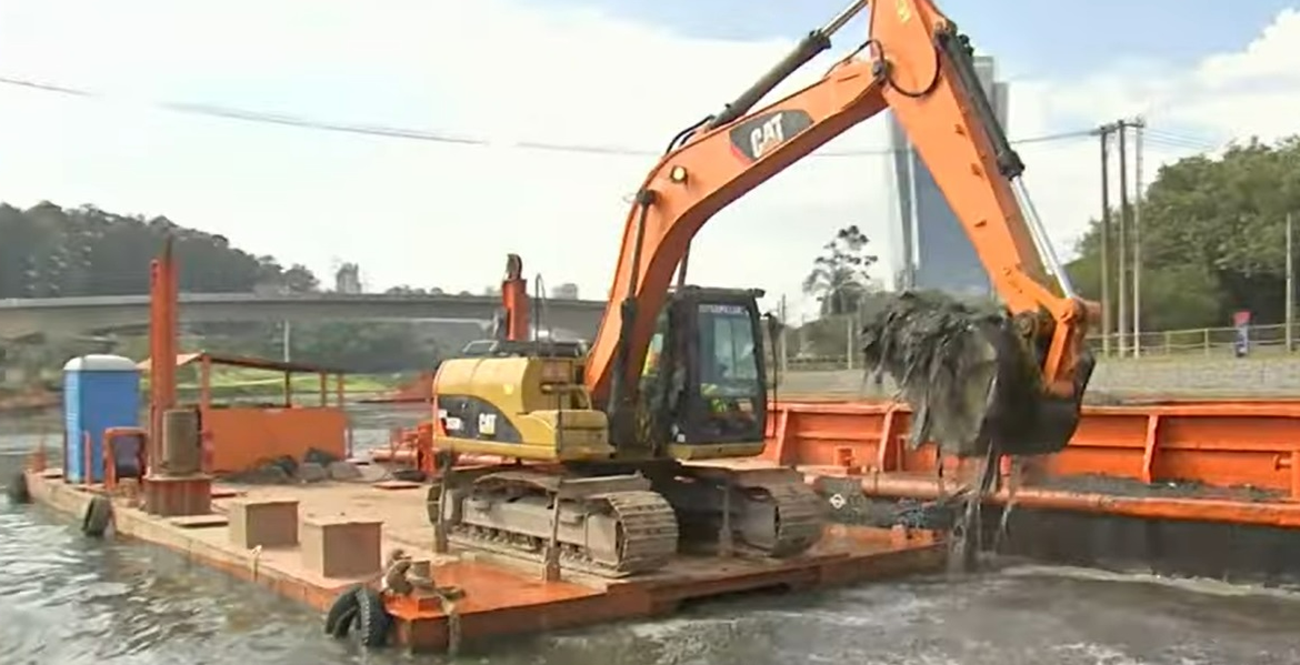 Máquina retira lixo do leito do Rio Pinheiros