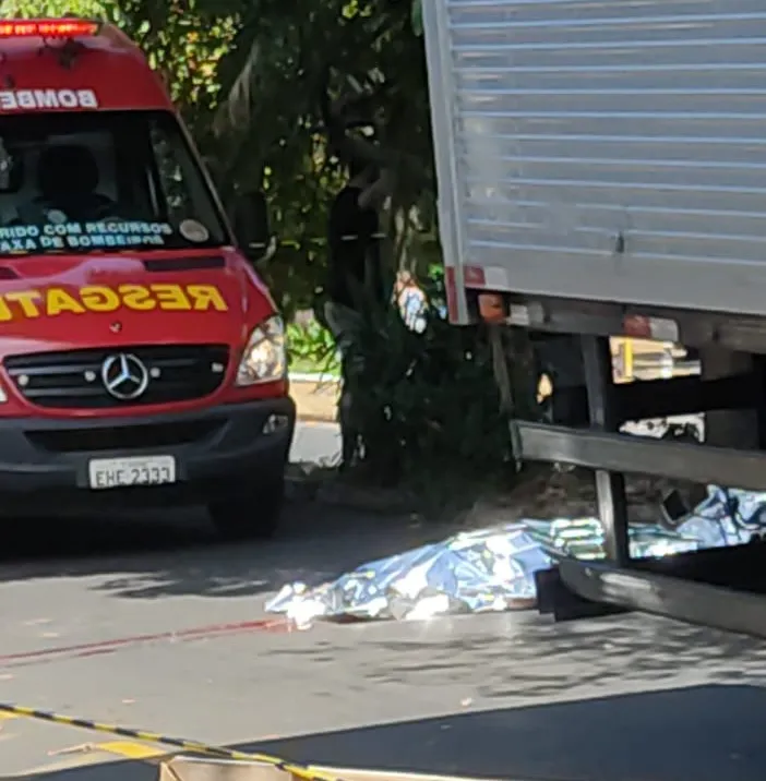 A vítima perdeu o controle e caiu embaixo do caminhão