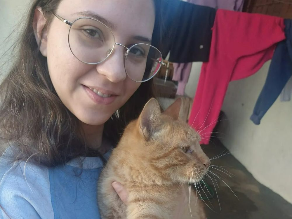 O gato Brisola e a sua tutora Divulgação