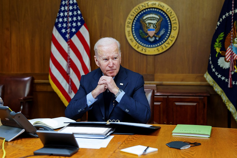 Biden durante ligação com Volodymyr Zelensky neste domingo (13) Foto: Reuters 