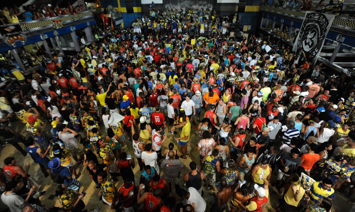 Prefeituras do RJ e de SP adiam desfiles das escolas de samba para abril
