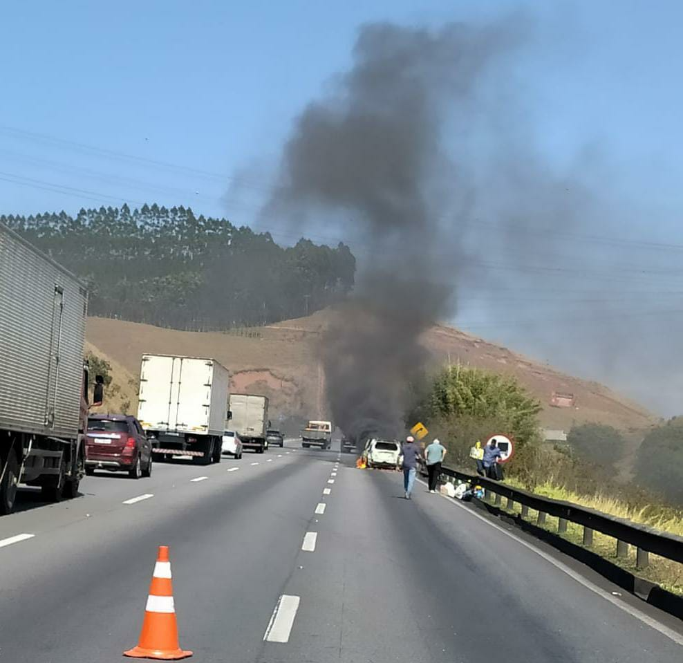 Congestionamento foi registrado na via por reflexo do incêndio Divulgação/ PRF