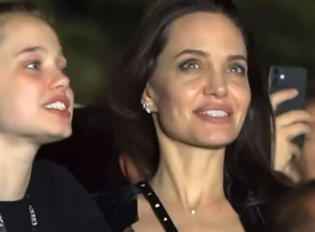 Angelina Jolie canta e dança com a filha Shilon em show Band