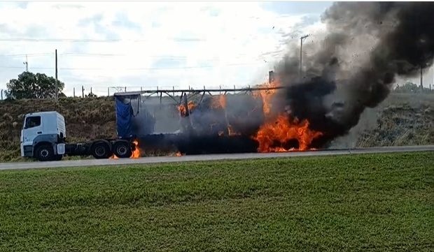 Chamas consomem caminhão carregado de bobina de papel  Divulgação 