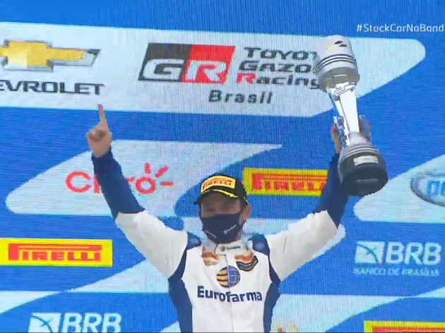 Ricardo Mauricio levanta o novo troféu da Stock Car Reprodução