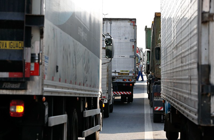 Motoristas de caminhão reclamam do reajuste no preço dos combustíveis