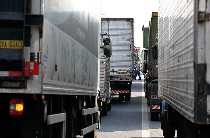 Caminhões com suspensão arqueada: veja os riscos e às consequências desta  prática