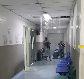 Parte de teto do hospital da Vila Industrial desabou com a chuva Divulgação/ Redes Sociais