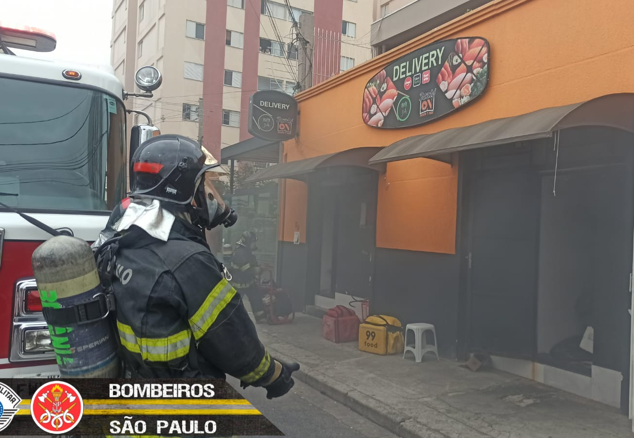 Restaurante pega fogo após queima de óleo no Jardim São Dimas, em São José dos Campos Divulgação/Corpo de Bombeiros