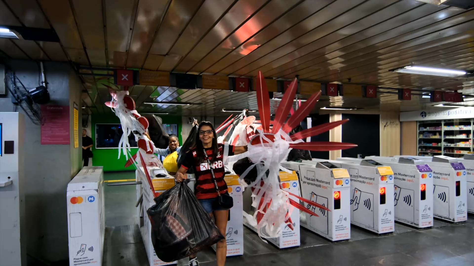 Foliões utilizam o metrô para ter acesso ao Sambódromo na Marquês de Sapucaí Divulgação/MetrôRio