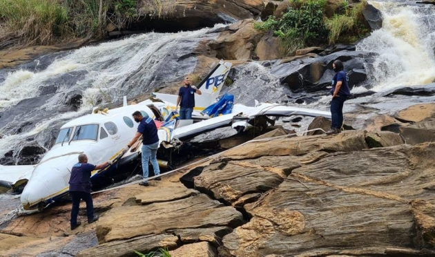 Os destroços do avião que caiu com a cantora Marília Mendonça e outras quatro pessoas vão ser periciados