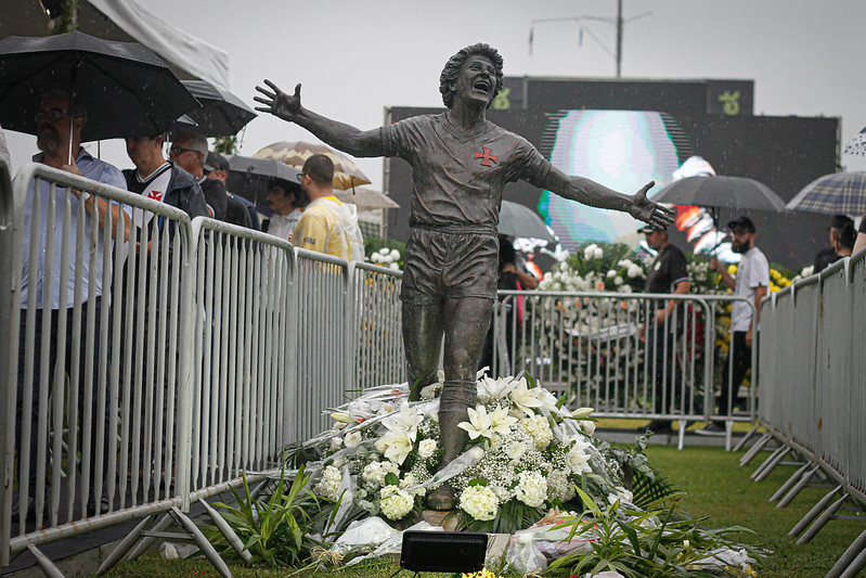 Corpo do ex-jogador foi velado próximo a estátua de Roberto, em São Januário Matheus Lima/Vasco