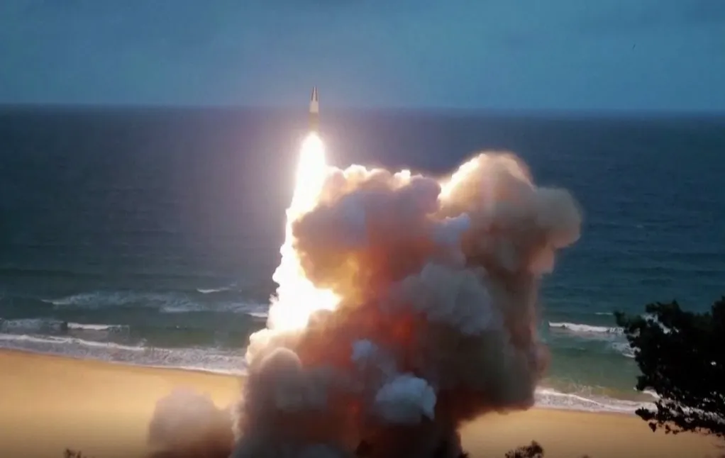 Regime norte-coreano lança míssil balístico em direção ao Mar do Japão
