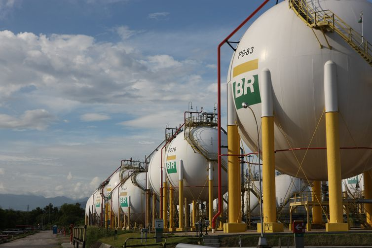 Governo do RJ vai fazer análise fiscal da cadeia de distribuição de combustíveis