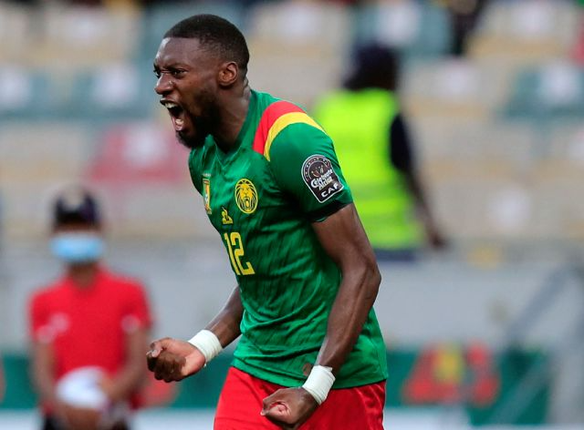 Ekambi marcou os dois gols da vitória de Camarões Thaier Al-Sudani / REUTERS