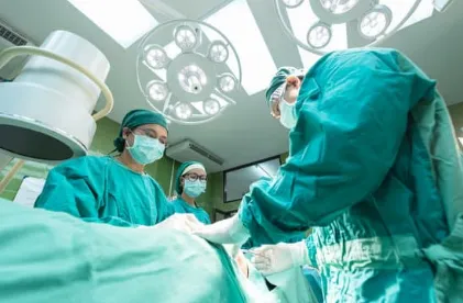 Toalha e gaze foram esquecidos após procedimento cirúrgico do parto da paciente