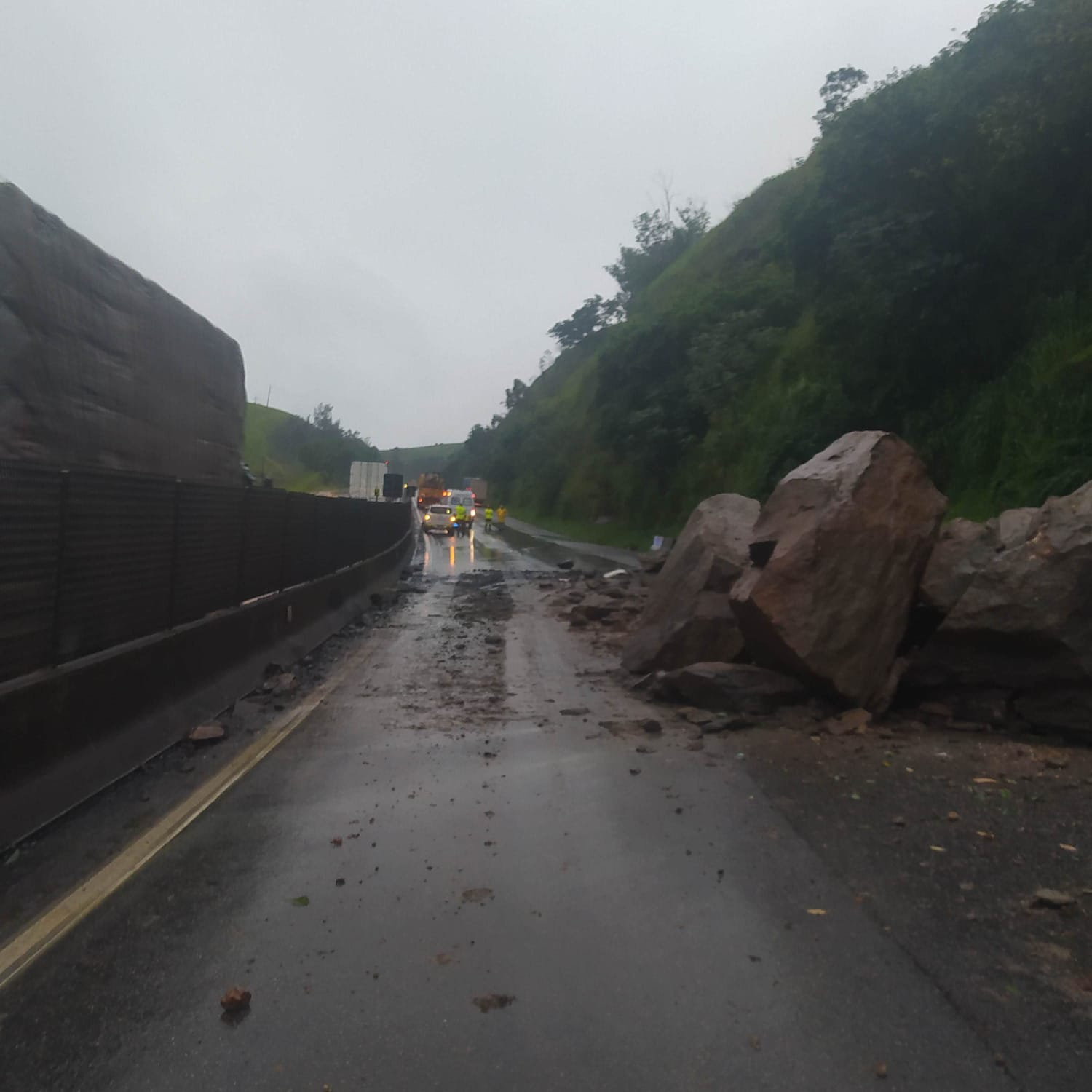 Interdição aconteceu na altura do bairro Vila Ursino, no sentido Rio de Janeiro Foto: Reprodução