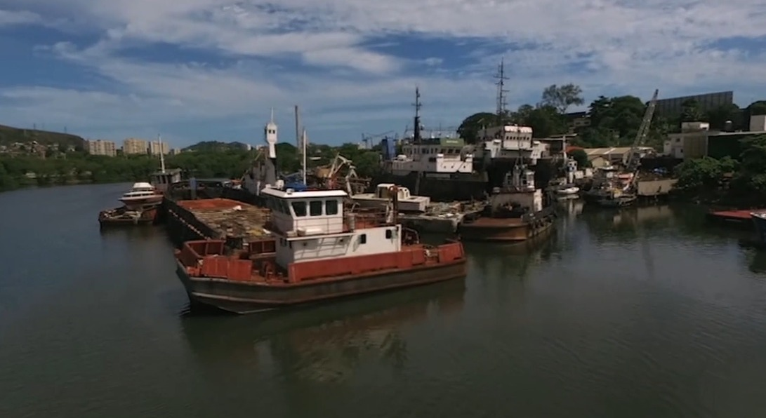 Há vários navios na Baía de Guanabara  Reprodução/Tv Band