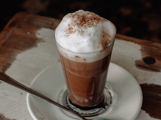 Frapê gelado de chocolate com café, da Carole Crema, é opção perfeita para dias quentes Unsplash