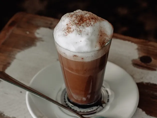 Frapê gelado de chocolate com café, da Carole Crema, é opção perfeita para dias quentes