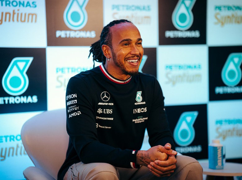 Hamilton diz querer mais visitas no Brasil após deixar F1: 'Quero passar tempo no Rio'