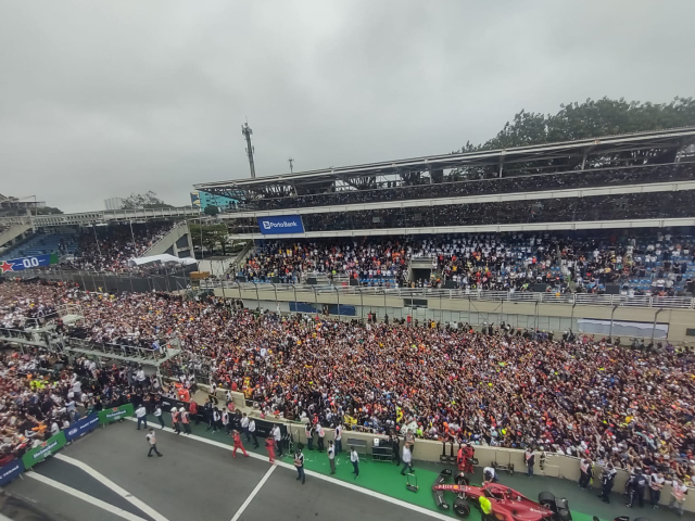 Torcida invade pista e faz a festa após vitória de Russell no GP de São Paulo Romulo Tesi/Band