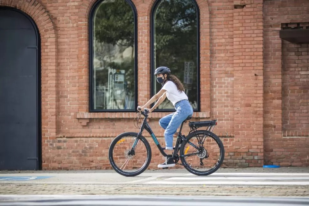 A velocidade máxima permitida para as bicicletas elétricas é de 6 km/h. Divulgação/Caloi