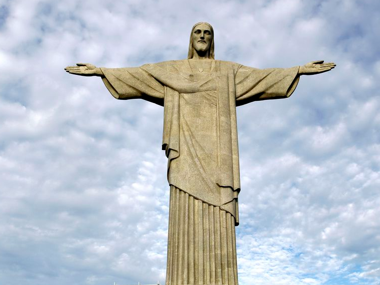 A estátua tem 38 metros e é revestida de pedra sabão, extremamente resistente. Foto: Tânia Rêgo/Agência Brasil