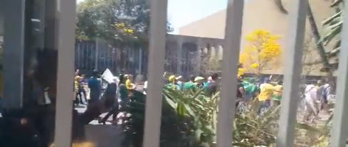 Vídeos mostram pessoas vestidas de verde e amarelo tentando forçar a entrada no local Foto: Reprodução/Redes Sociais 