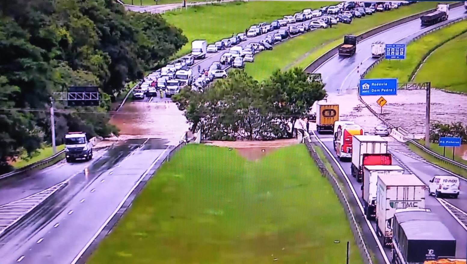 Motoristas enfrentam congestionamento  Foto/Câmera de monitoramento