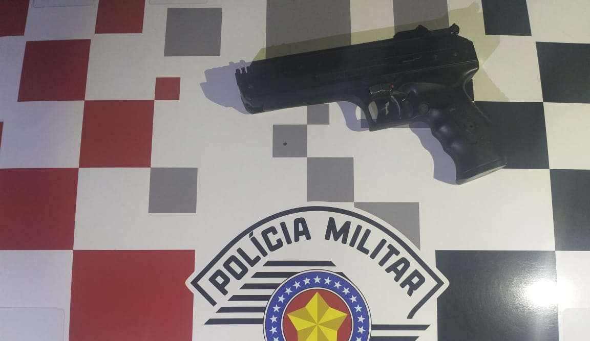 Dentro do carro do homem, a equipe policial localizou um simulacro de pistola Divulgação/ PM