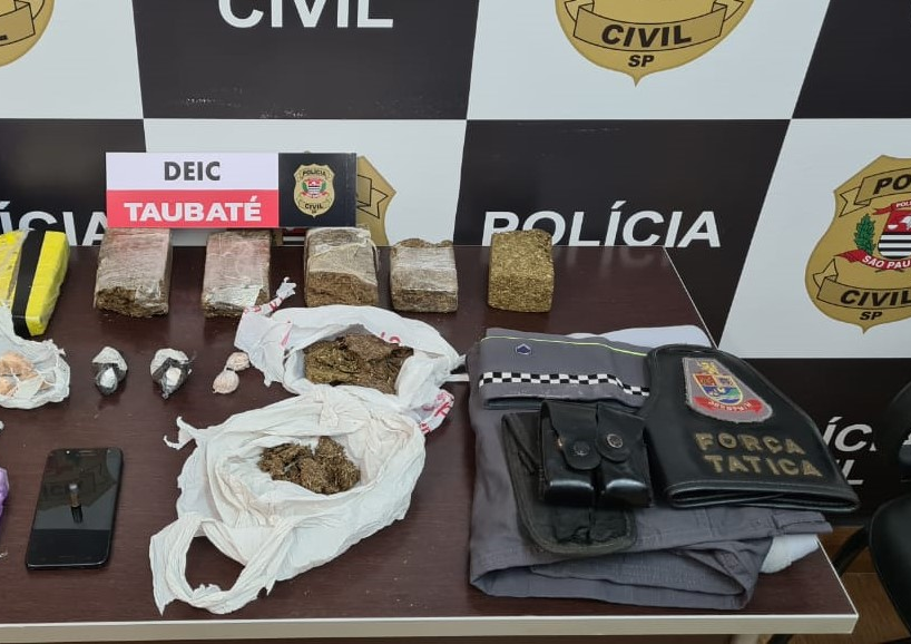 Vigilante é preso com drogas e farda da PM em Taubaté  Divulgação/DEIC