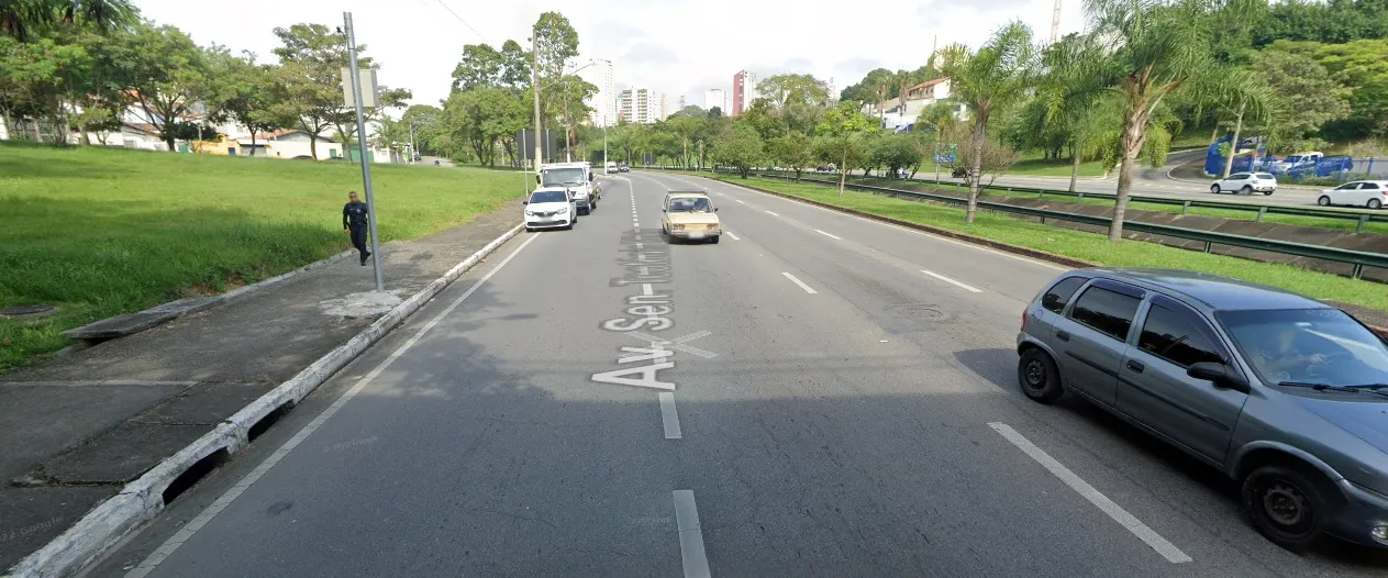 Avenida em que o casal de motociclistas se acidentou neste domingo (31)