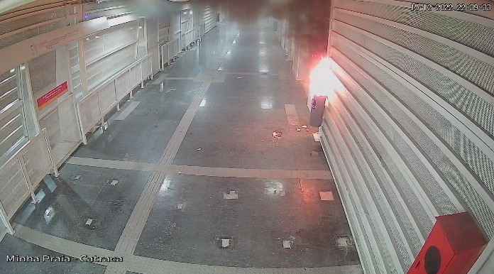 Câmera do BRT flagrou homem incendiando o local  Reprodução 