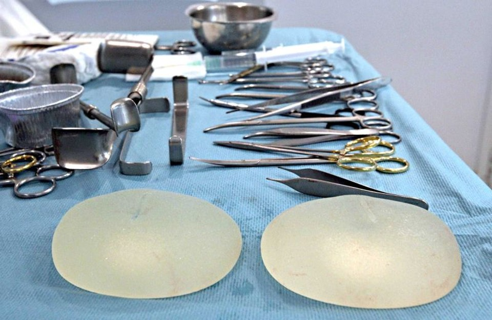 Cirurgias de explantes de silicone aumentam no Brasil 