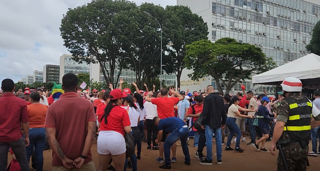 Apoiadores de Lula enfrentam filas para revista antes da posse Foto: BandNews FM