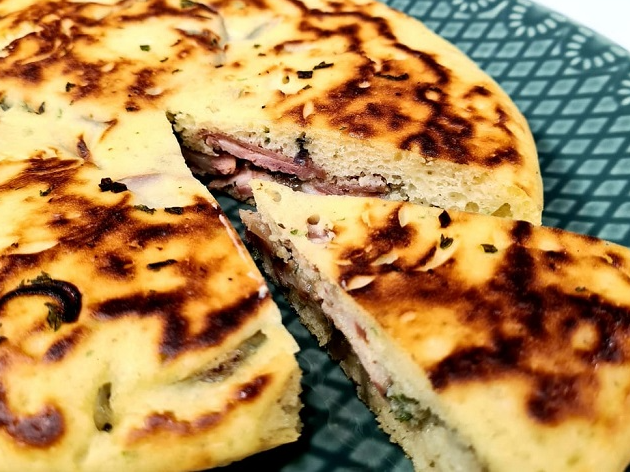 Torta de calabresa acebolada: Edu Guedes faz receita na frigideira Reprodução TV