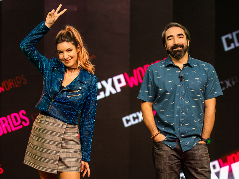 Os apresentadores Mari Moon e Marcelo Forlani na CCXP Worlds Divulgação/CCXP Worlds