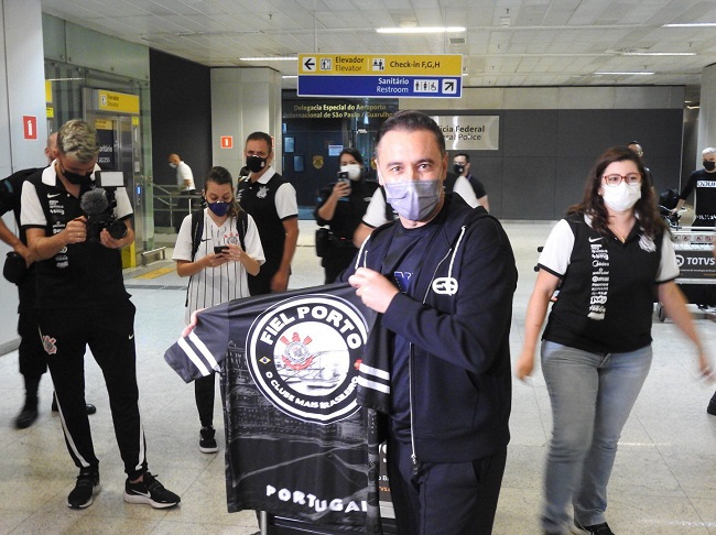 Em solo brasileiro, Vítor Pereira é recepcionado por torcedores do Corinthians Fiel Porto