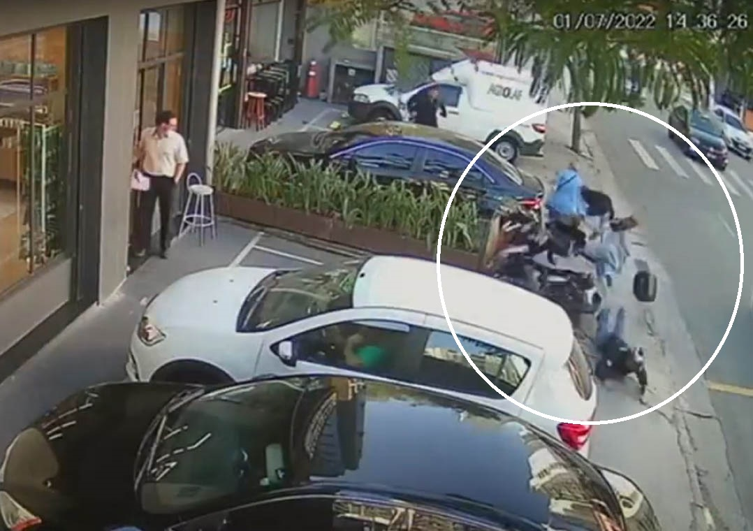 Vídeo: carro atropela assaltante e atinge outras três pessoas em SP