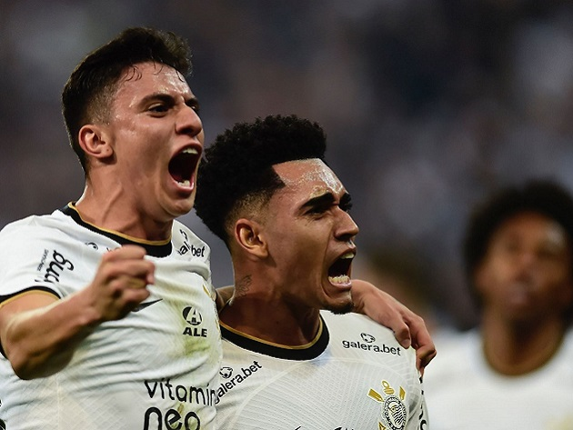 Com dois gols de Giuliano, Corinthians goleia Santos na Copa do Brasil