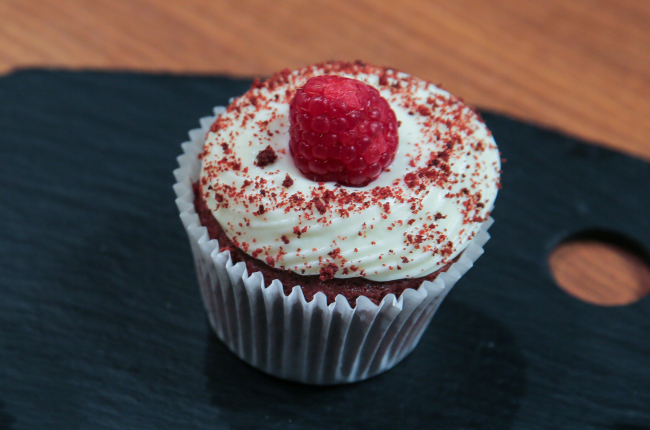 Cupcake red velvet com geleia de frutas vermelhas e glacê de cream cheese, farofa red e framboesa | Band Receitas