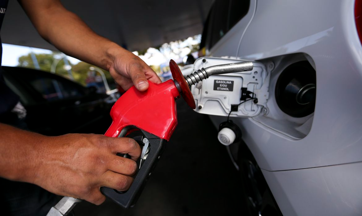 O litro gasolina passa de 3 reais e 86 centavos para 4 e 6 Agência Brasil