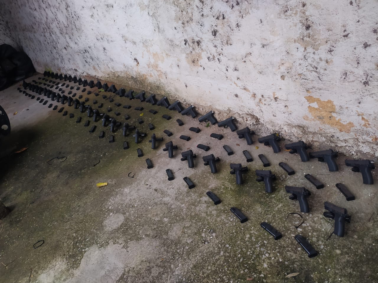 PRF apreende 56 pistolas dentro de carro na Dutra, em Lavrinhas Divulgação/ PRF