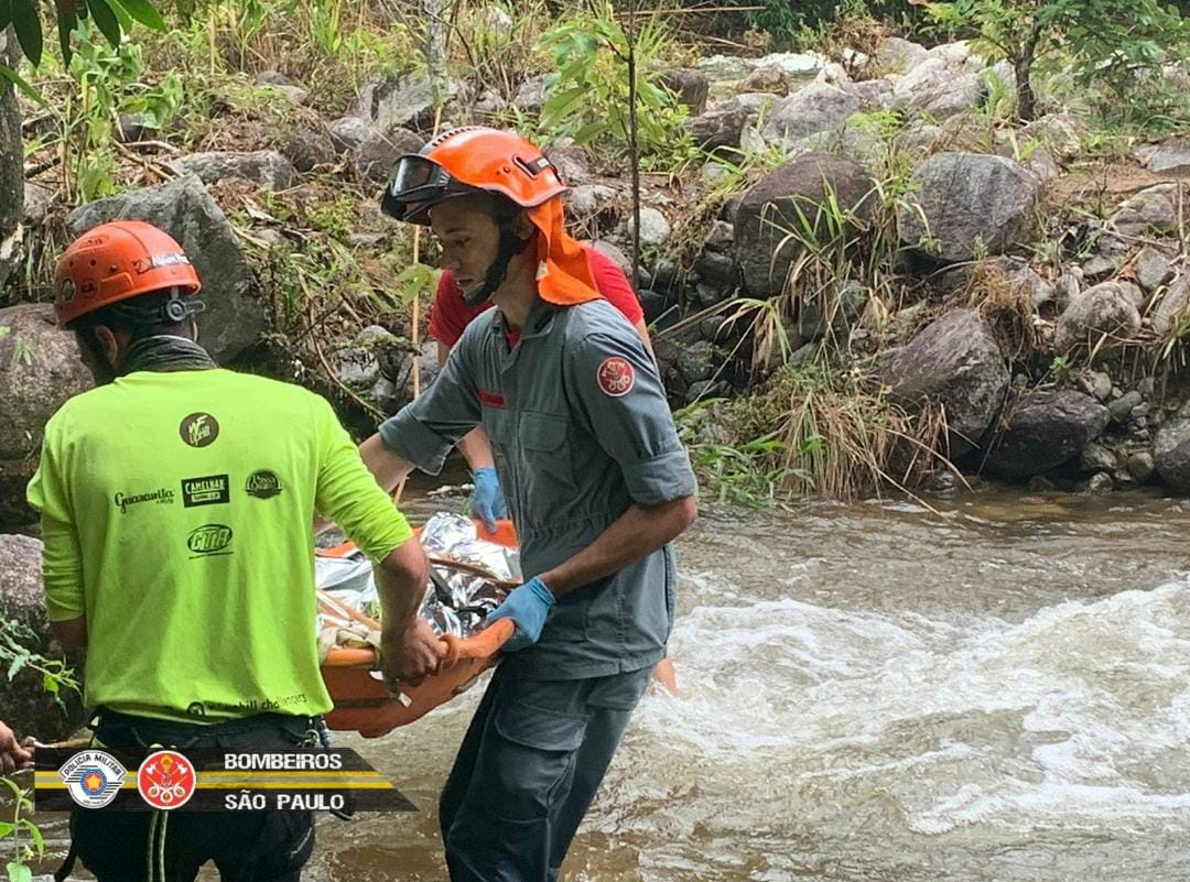 Tromba d'água deixa feridos e desaparecidos em cachoeira de Lavrinhas Divulgação/Corpo de Bombeiros